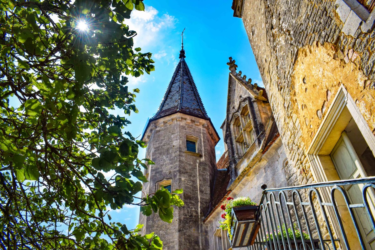 Châteauneuf - The exit door of the Grand Logis © French Moments