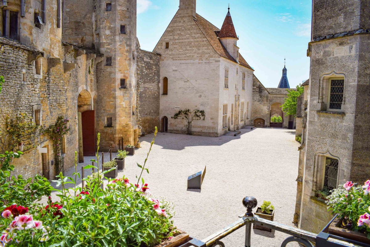 Châteauneuf - The inner courtyard of the castle © French Moments