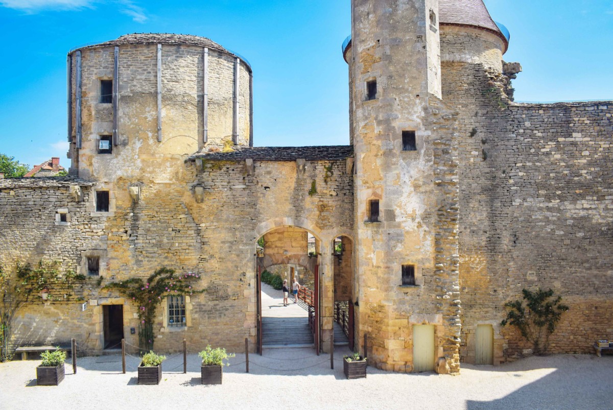 Châteauneuf - The entrance of the castle seen from the inner courtyard © French Moments