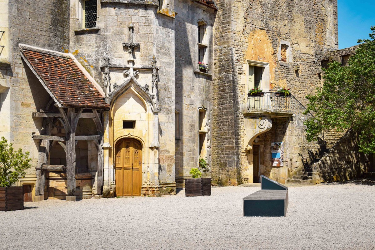 Châteauneuf - The entrance to the Grand Logis © French Moments