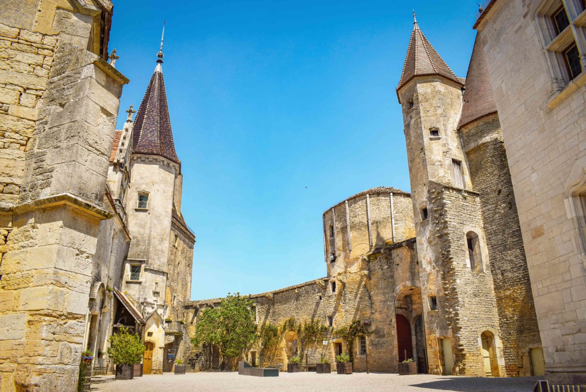 Châteauneuf - The inner courtyard of the castle © French Moments