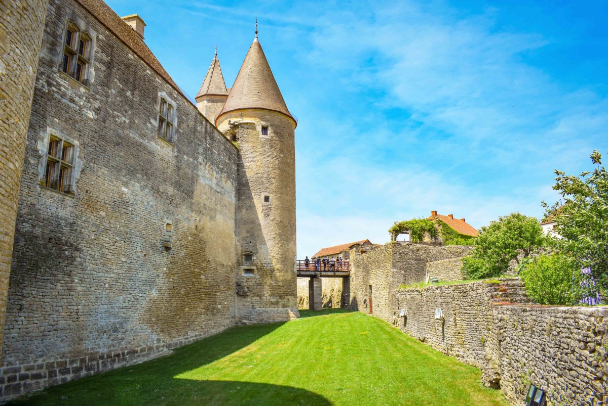 The moat of the castle of Châteauneuf © French Moments
