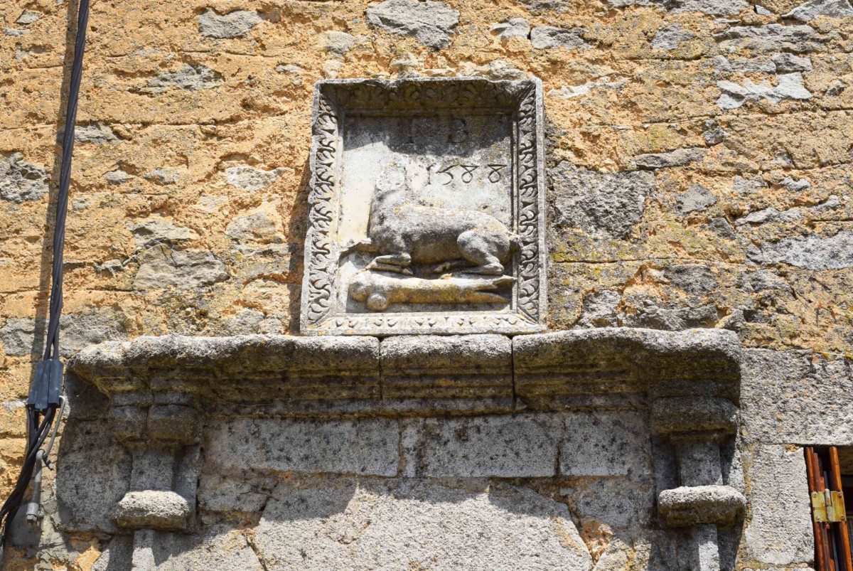 Châteauneuf - The Bichot coat of arms © French Moments