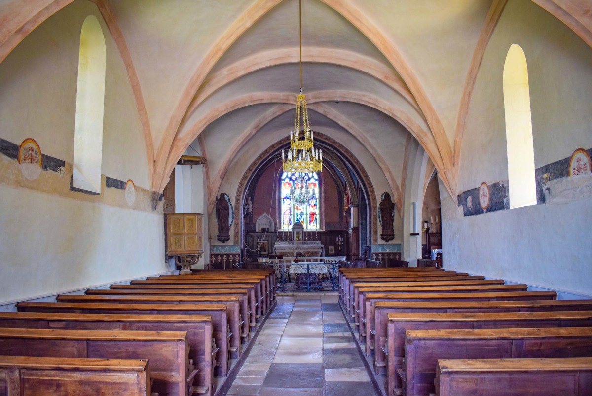 Châteauneuf - The nave of the church © French Moments