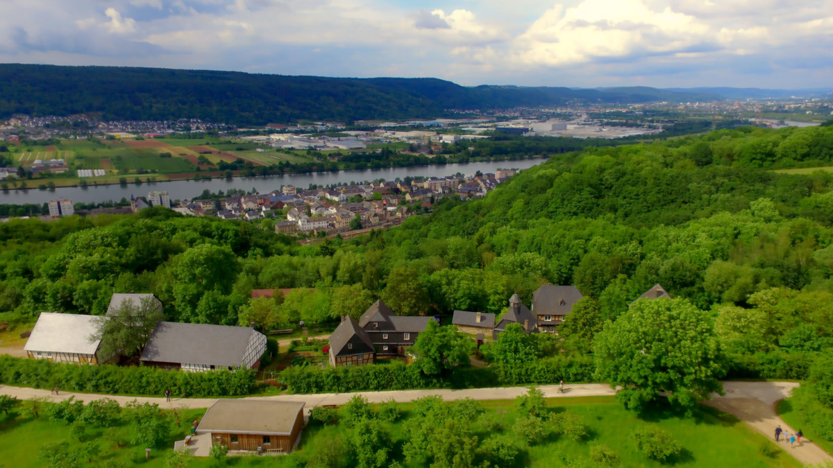 Moselle valley in the vicinity of Konz © Rhmaster - license [CC0] from Wikimedia Commons