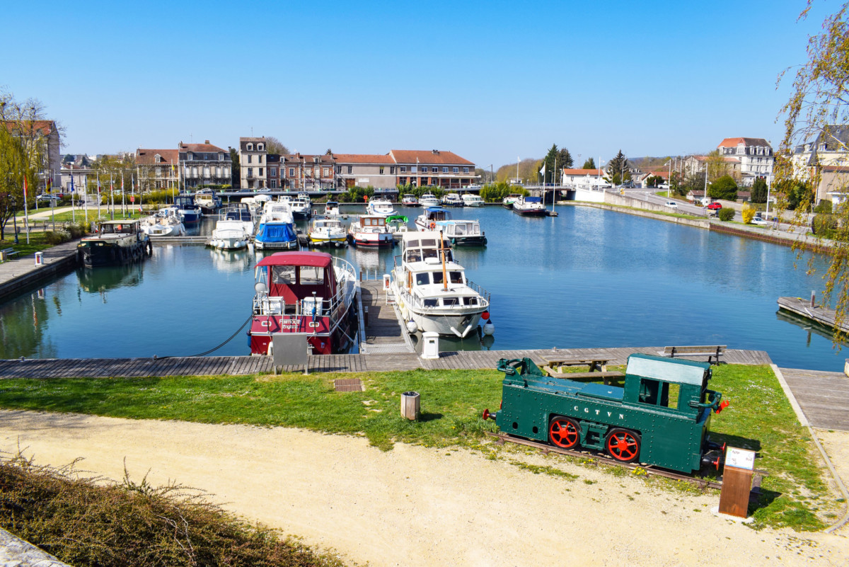 The marina of Toul on the Canal de la Marne au Rhin © French Moments