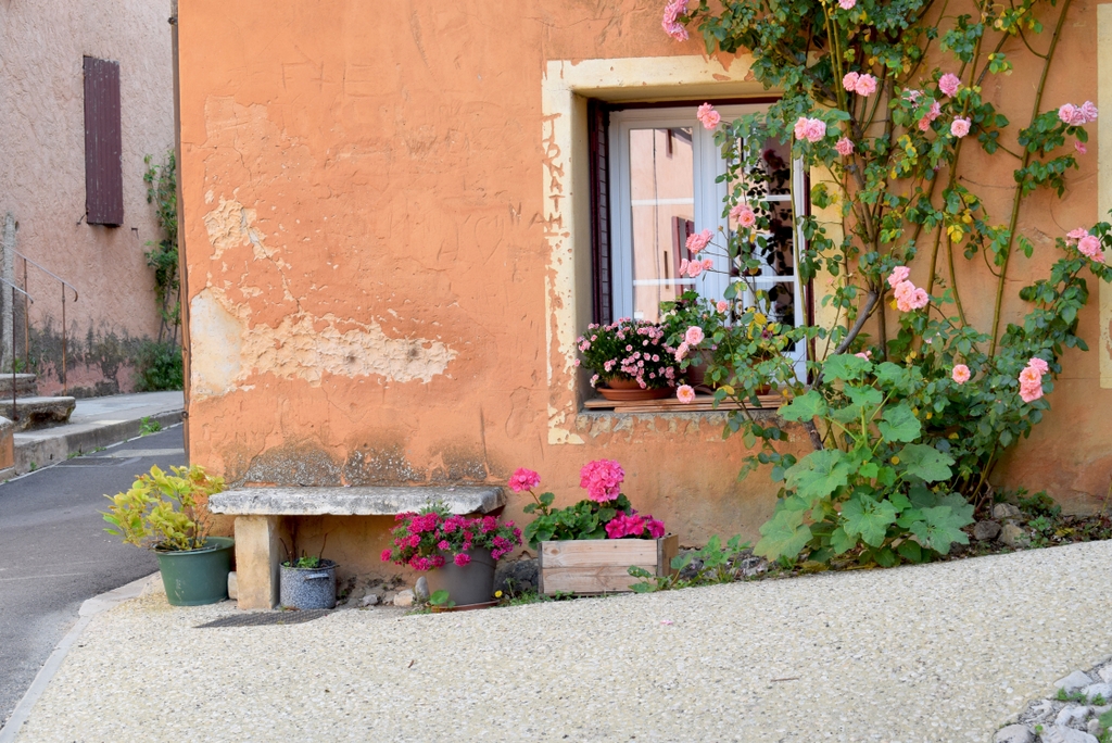 Village of Flassan in Provence © French Moments