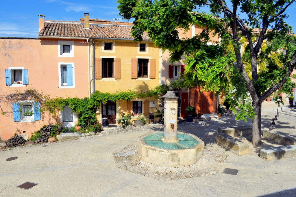 Village of Flassan in Provence © French Moments