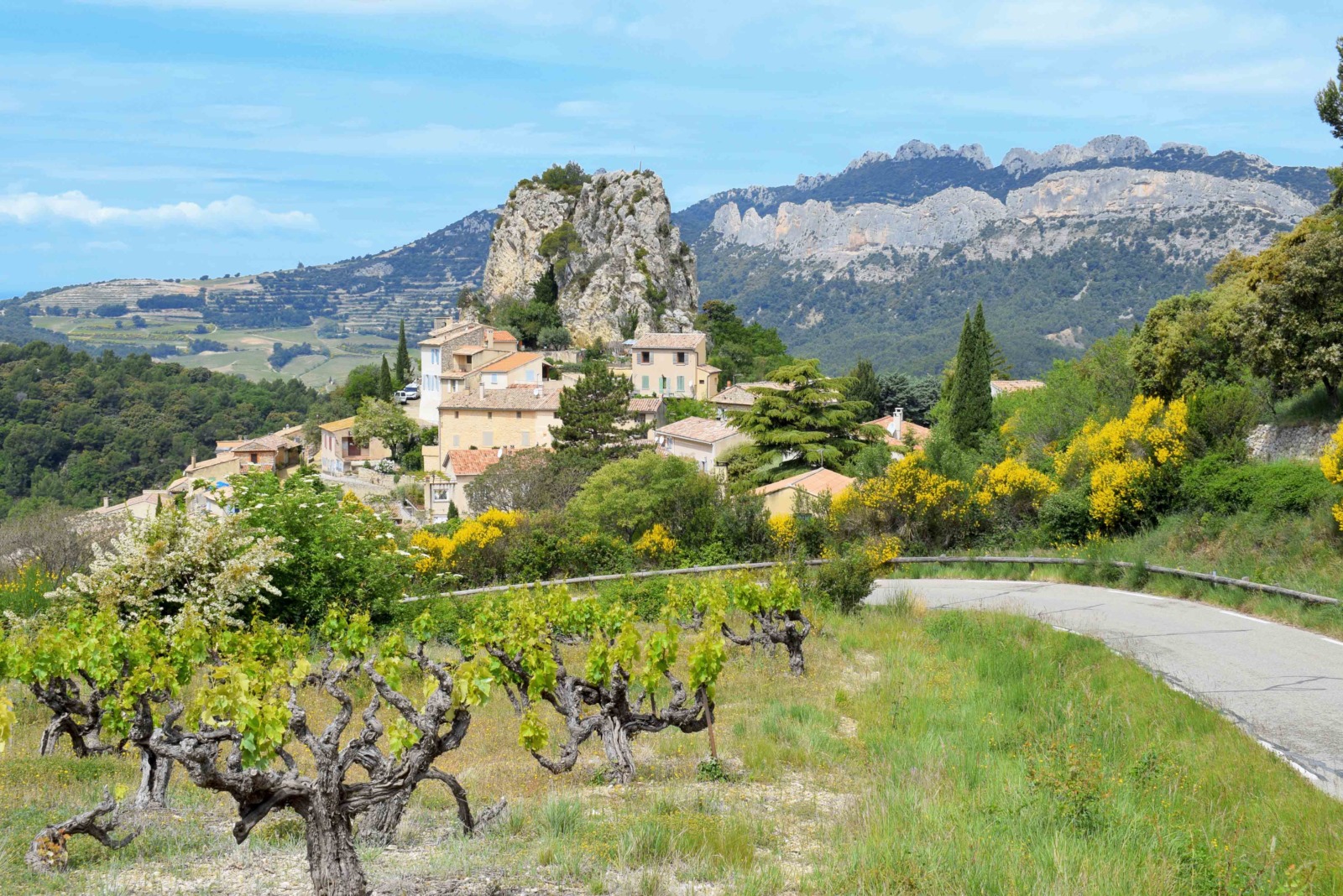 The village of La Roque Alric and the Dentelles de Montmirail in the background © French Moments