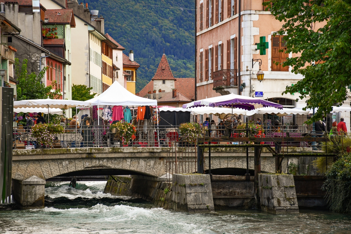 The market stalls in Annecy © French Moments