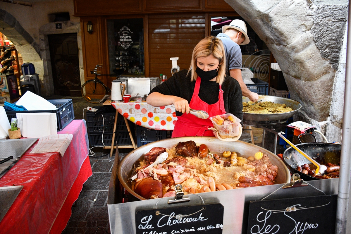 Alsatian sauerkraut - Market in Annecy © French Moments