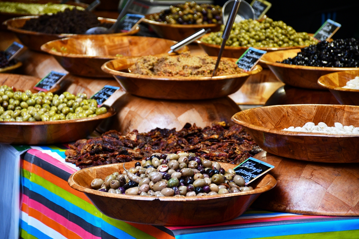 Provence-Alpes-Côte d'Azur - Olive stall © French Moments