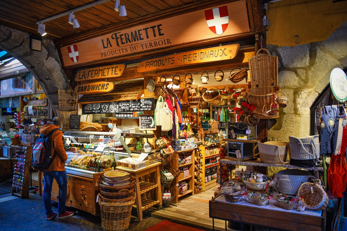 Shop under the arcades in Annecy © French Moments