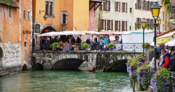 Market stalls in Annecy © French Moments