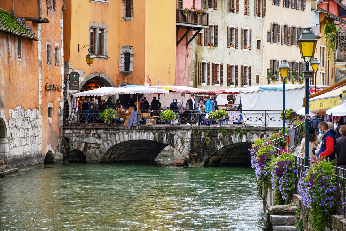 Market stalls in Annecy © French Moments