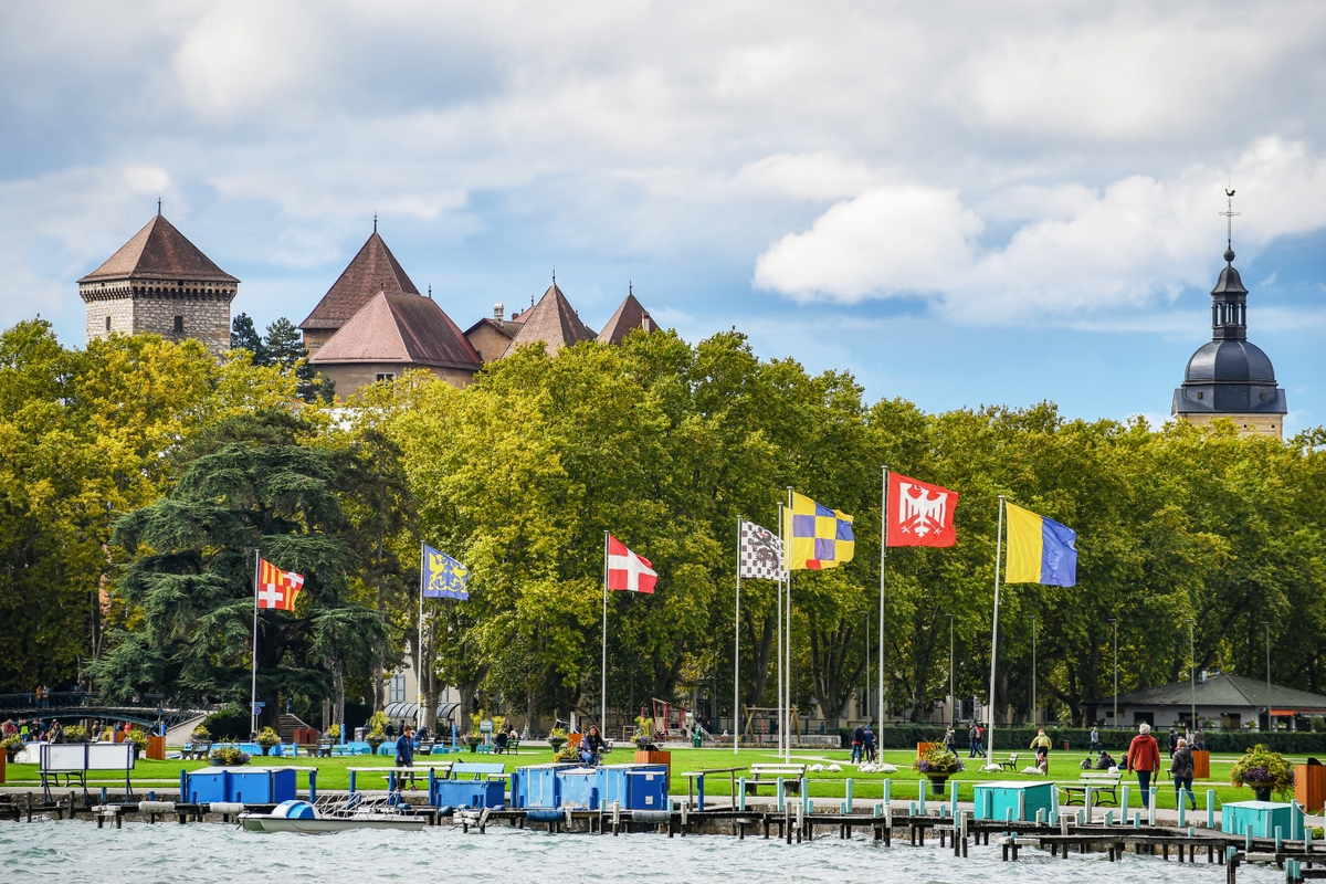 On the shore of Lake Annecy © French Moments