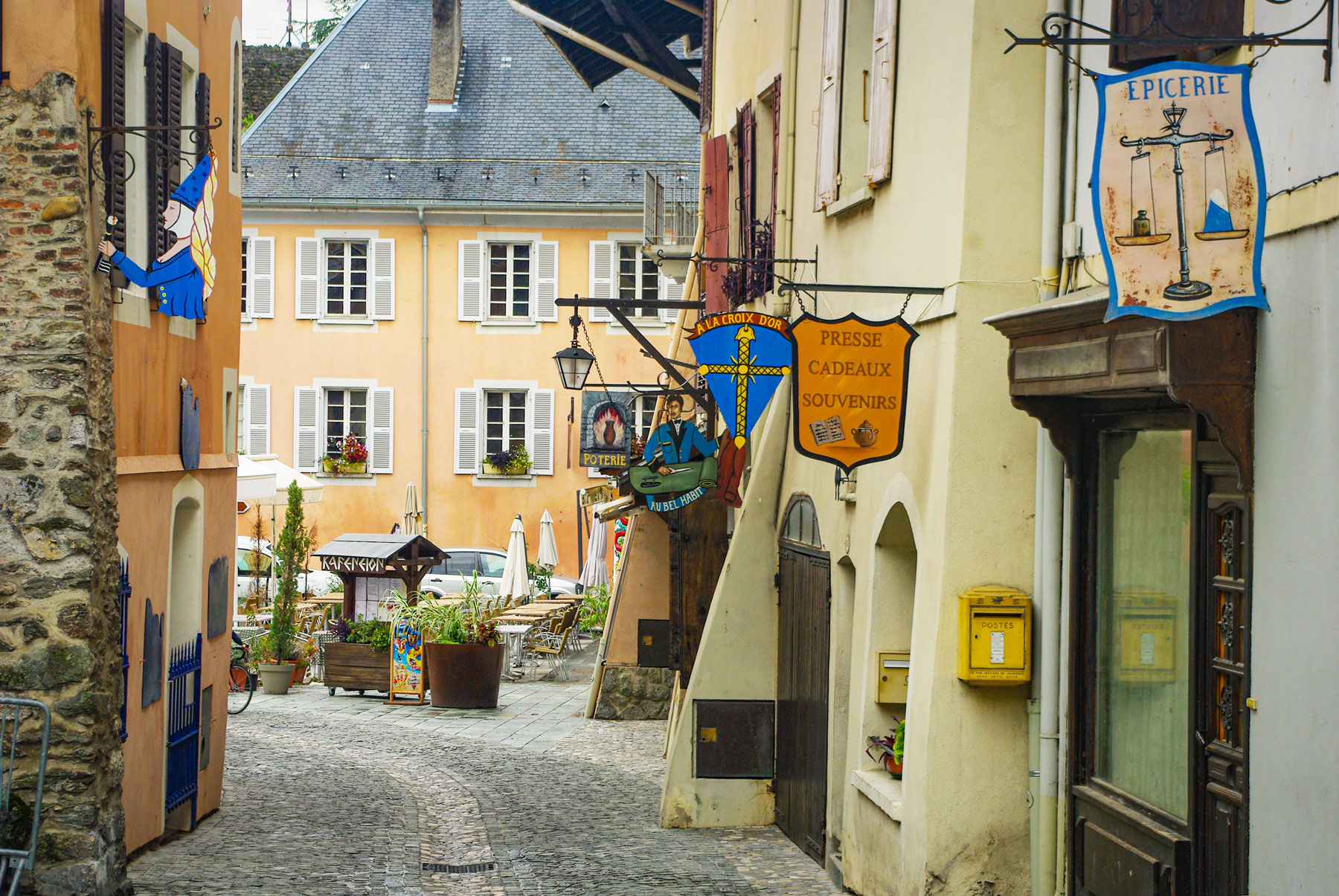 Conflans - Artisans' stores in the Grande Rue © French Moments