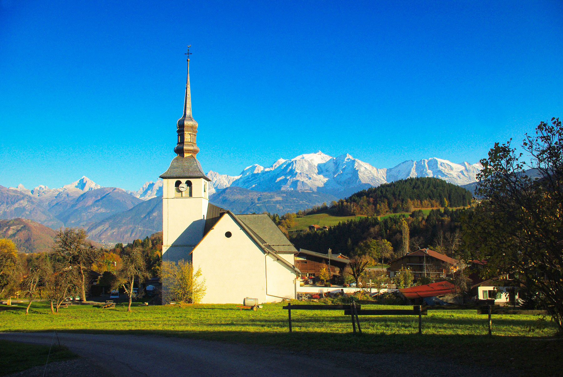 The church of Cordon and the view on the Mont Blanc © French Moments