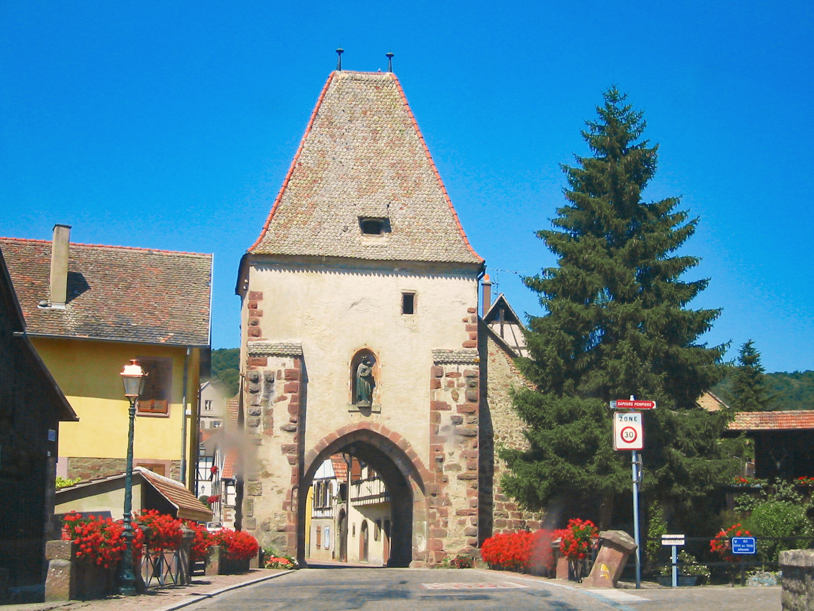 Fortified City Gates of Alsace - Tour Basse, Bœrsch © David Pursehouse - licence [CC BY 2.0] from Wikimedia Commons