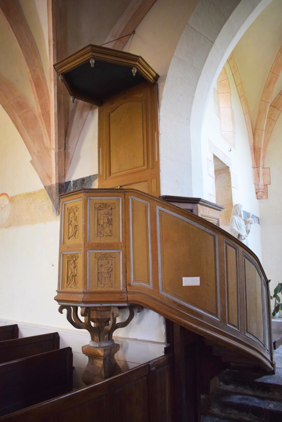 Châteauneuf - The pulpit from 1538 © French Moments