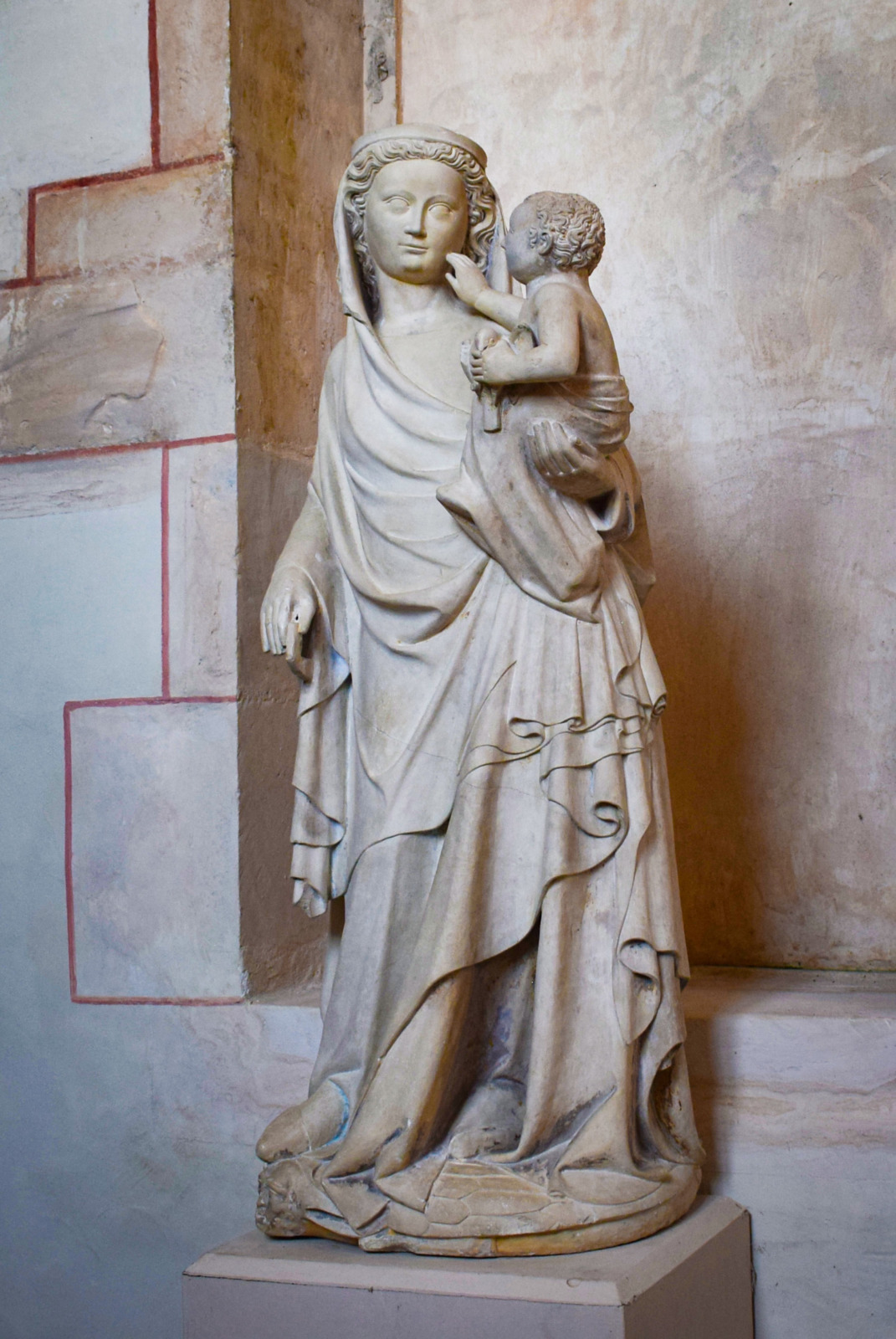 Châteauneuf - Statue of the Virgin and Child © French Moments