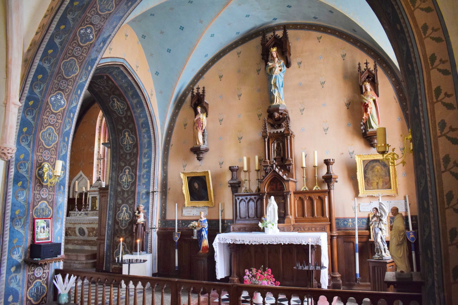 Châteauneuf - The Notre-Dame-du-Chêne chapel and its statues © French Moments