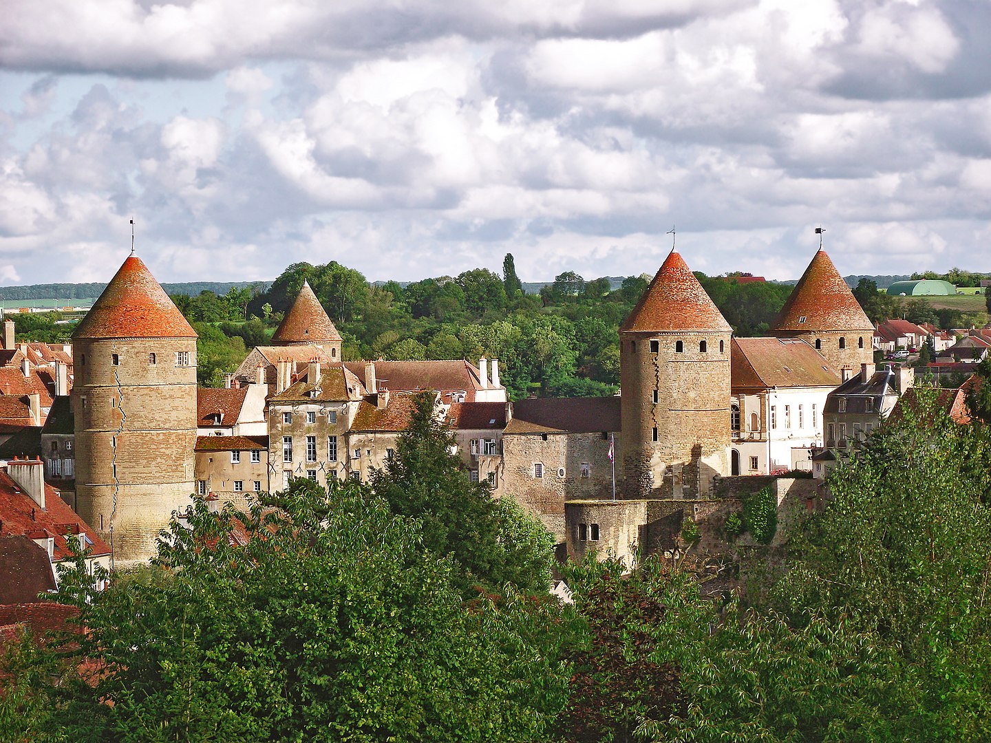 Semur-en-Auxois © Michel FOUCHER - licence [CC BY-SA 4.0] from Wikimedia Commons