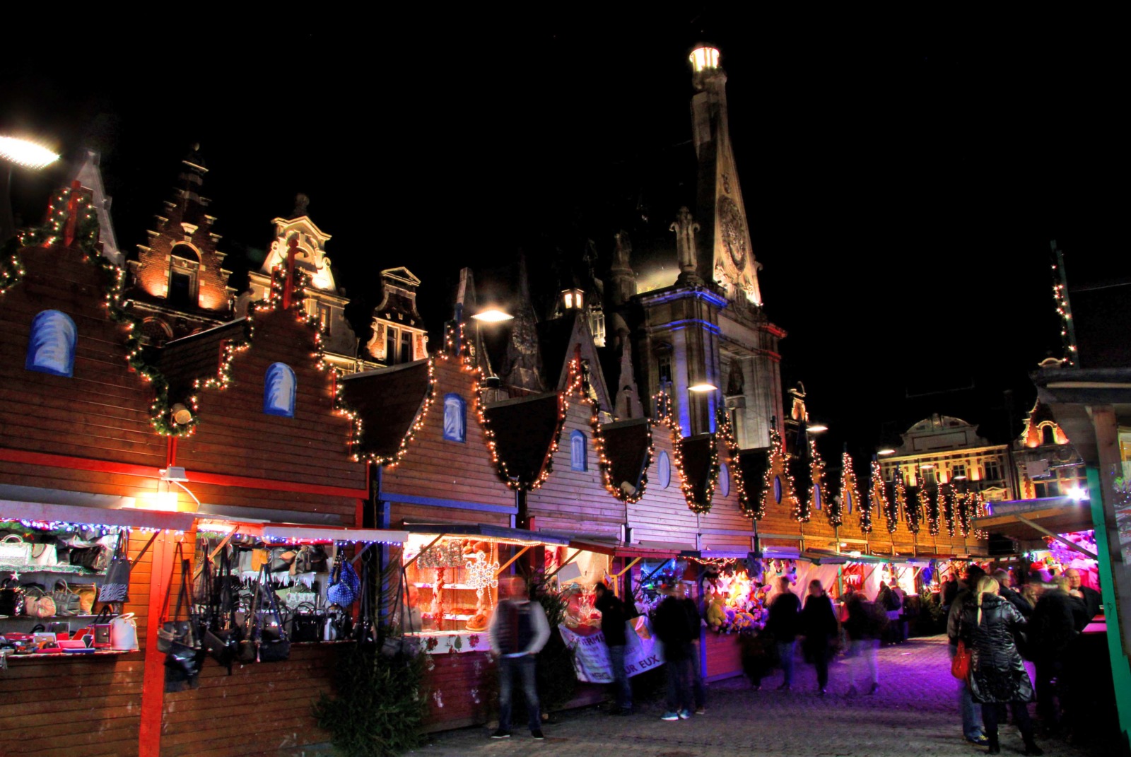 Bethune Christmas Market © Guillaume Baviere - licence [CC BY-SA 2.0] from Wikimedia Commons