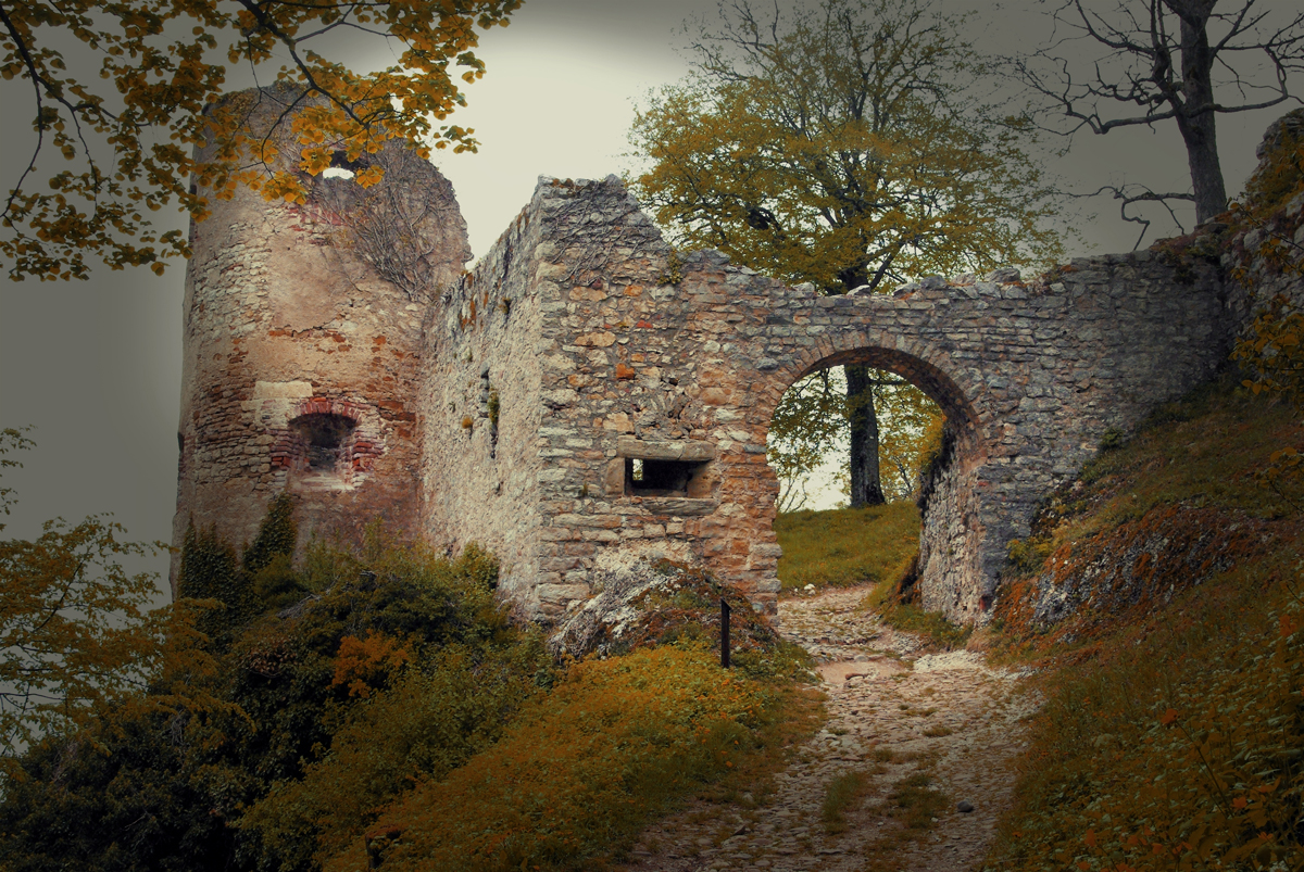 Halloween in Alsace - The entrance to the castle of Ferrette © French Moments