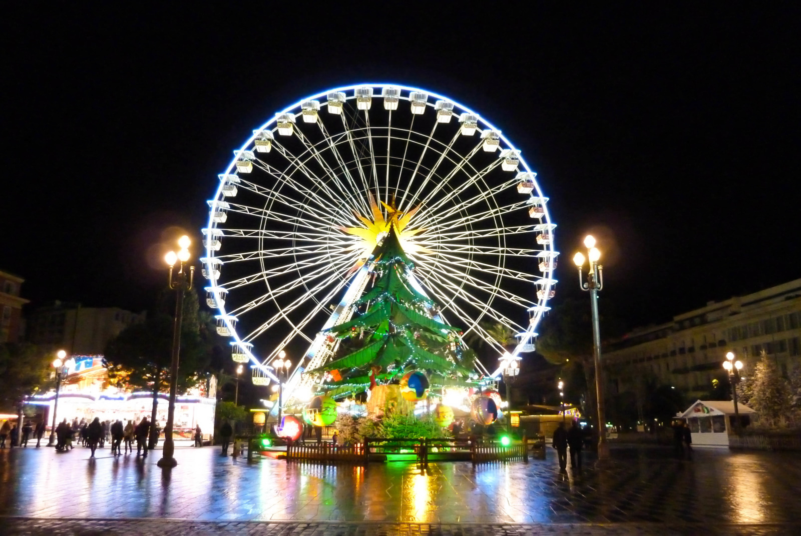 Place Masséna, Nice at Christmas © Jesmar - licence [CC BY-SA 3.0] from Wikimedia Commons