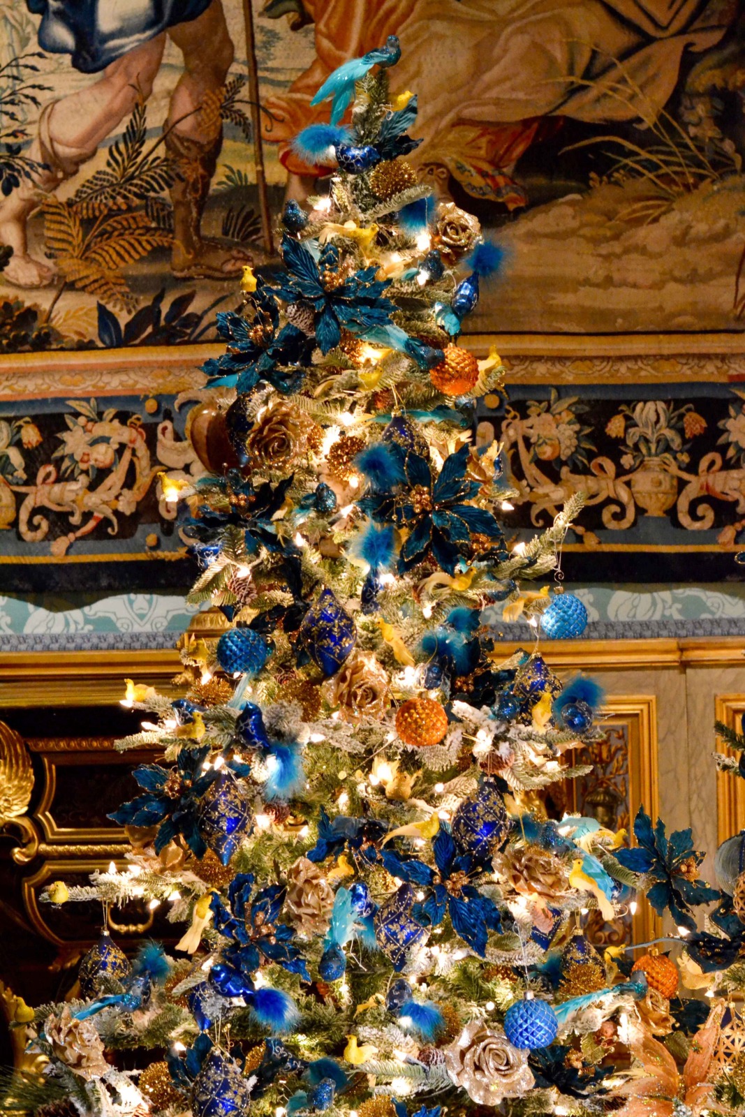 Christmas tree at Vaux-le-Vicomte. Photo @Chocogaia via Twenty20