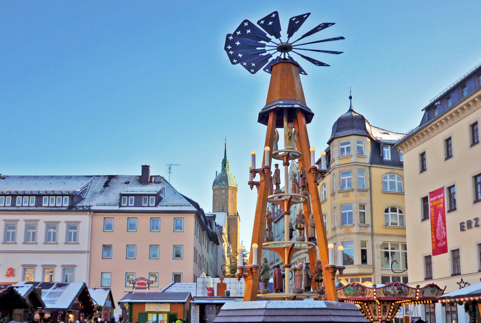 The Christmas pyramid at the Annaberg Christmas market © SchiDD - licence [CC BY-SA 4.0] from Wikimedia Commons