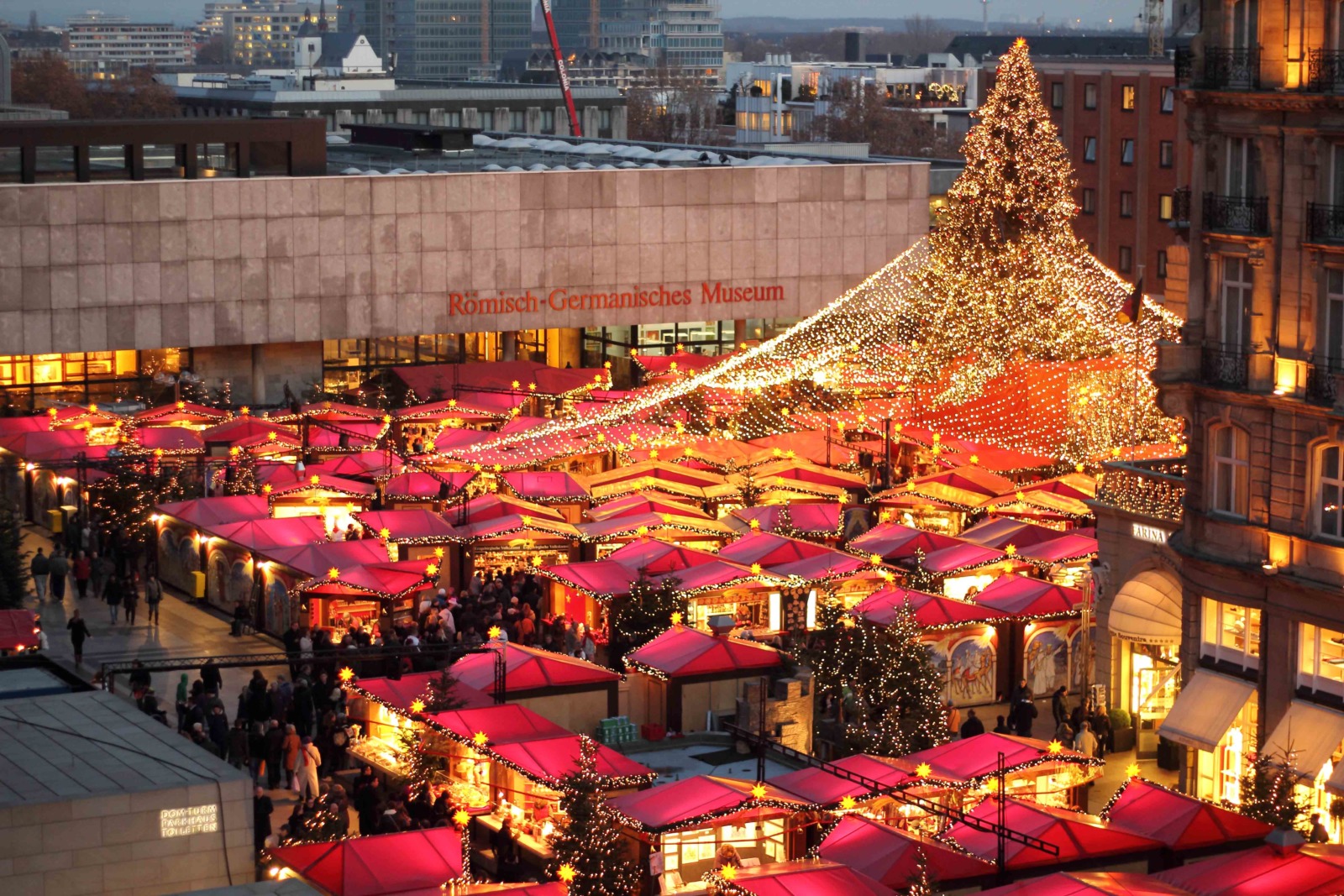 Christmas markets in Germany - Cologne Christmas Market © Superbass - licence [CC BY-SA 3.0] from Wikimedia Commons