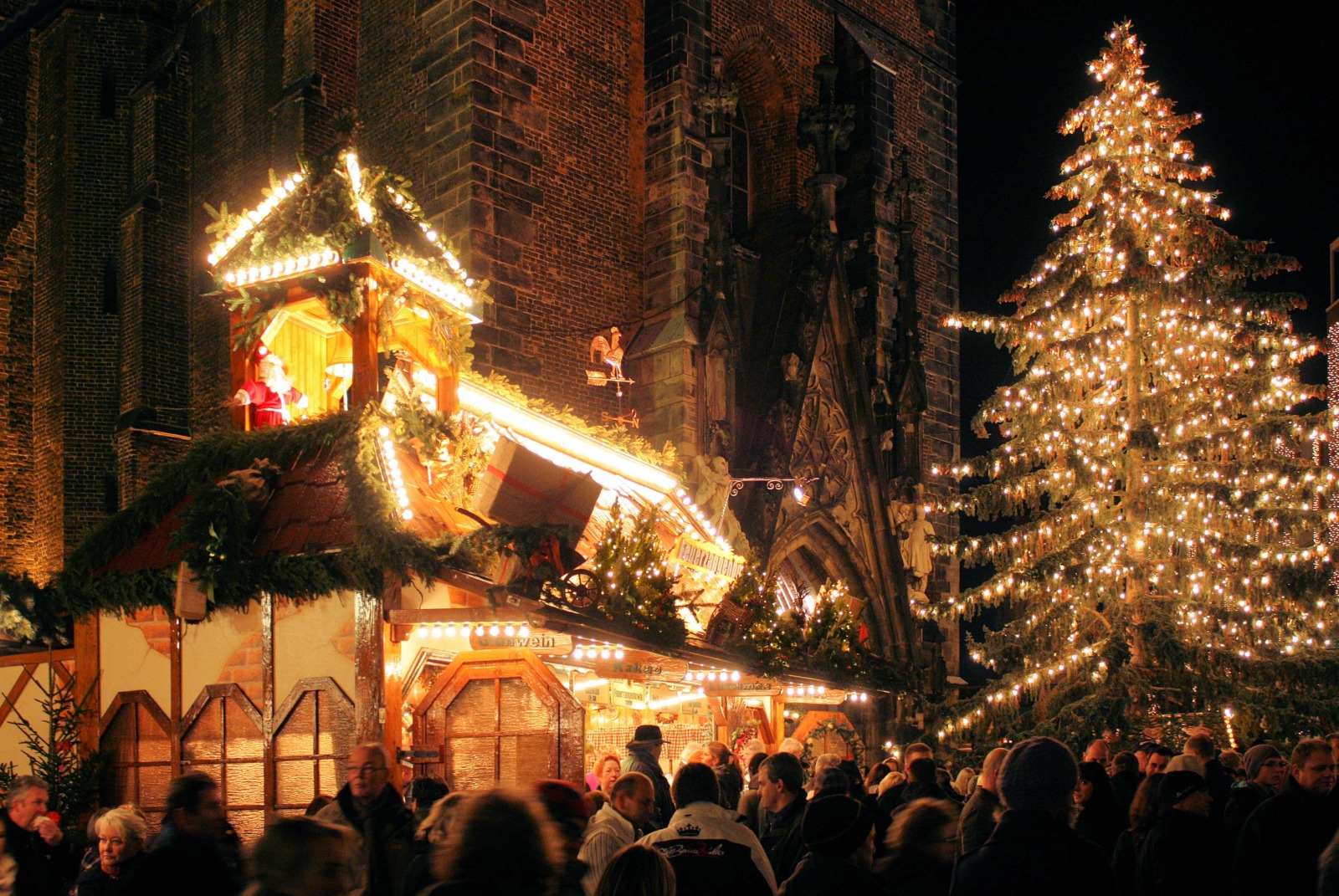 Christmas Markets in Germany - Hannover Weihnachtsmarkt © Dguendel - licence [CC BY 4.0] from Wikimedia Commons