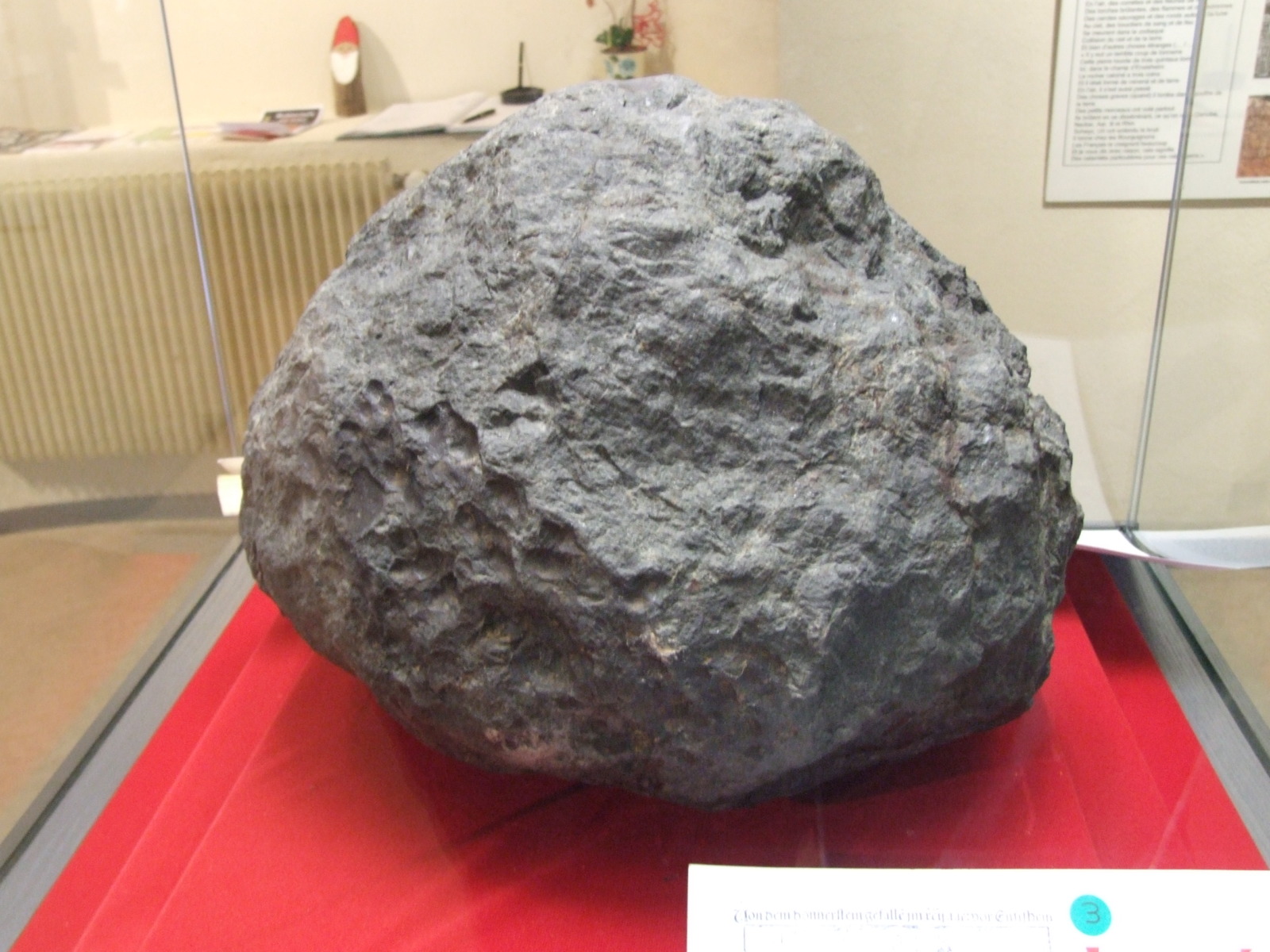 The main part of the Ensisheim meteorite © Stéphane Esquirol - licence [CC BY-SA 4.0] from Wikimedia Commons