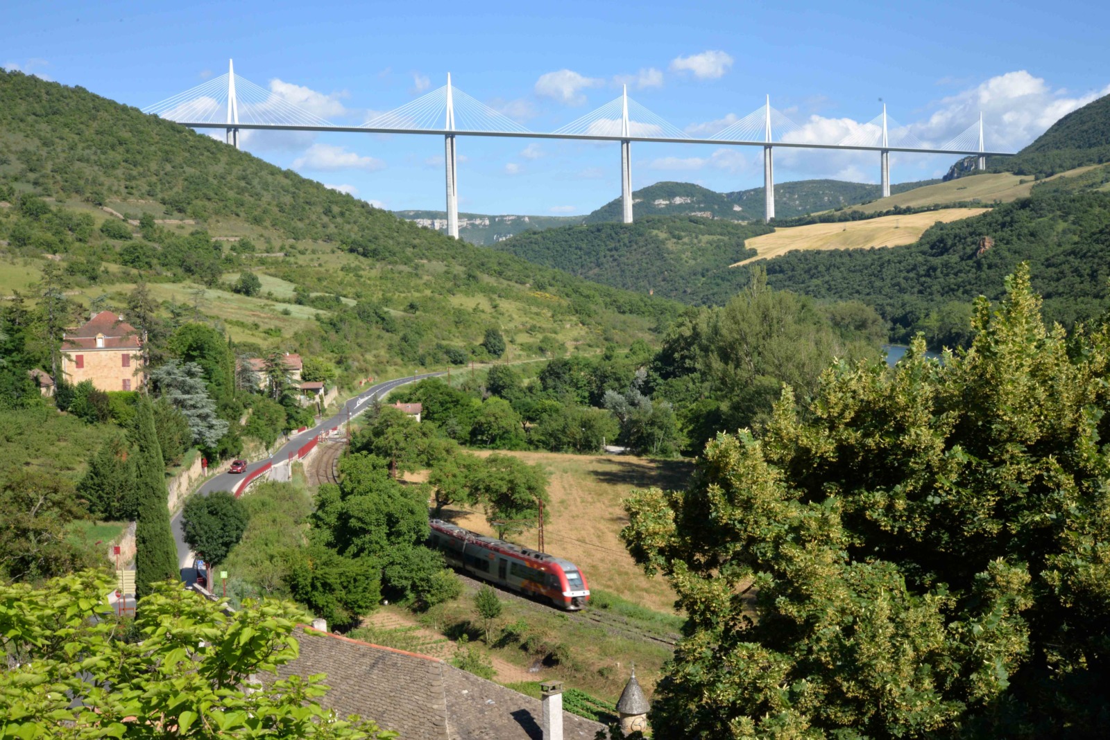 Peyre and Millau Viaduct © Calips - licence [CC BY-SA 3.0] from Wikimedia Commons