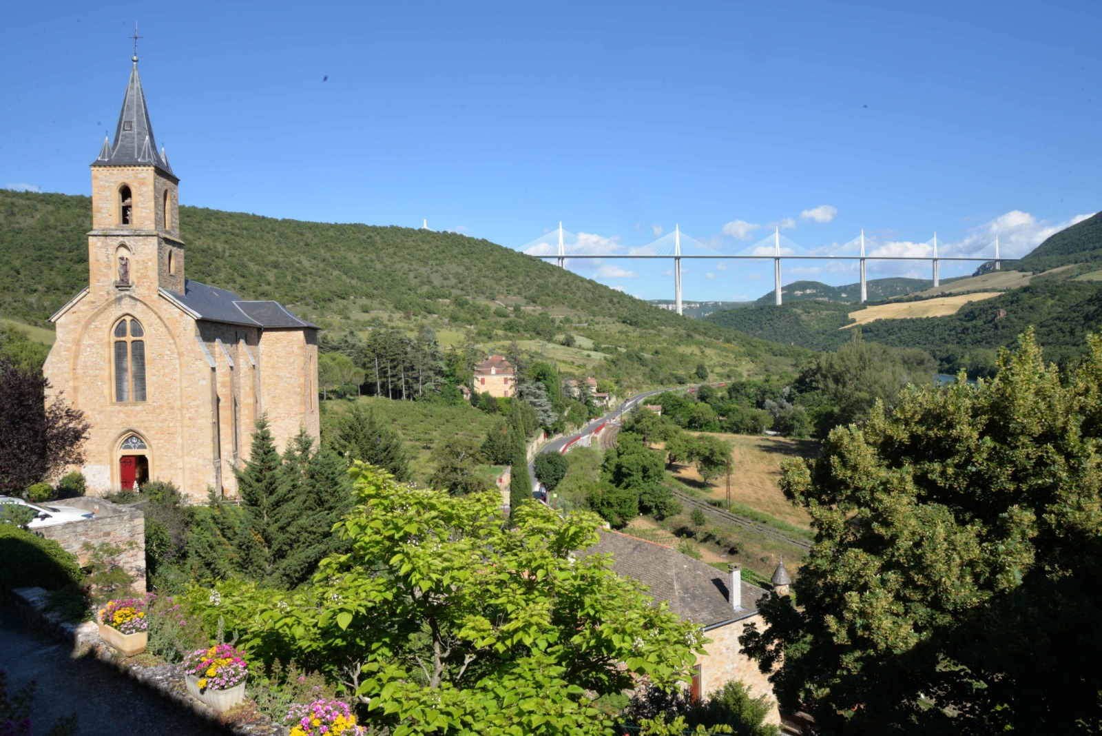 Peyre and Millau Viaduct © Calips - licence [CC BY-SA 3.0] from Wikimedia Commons