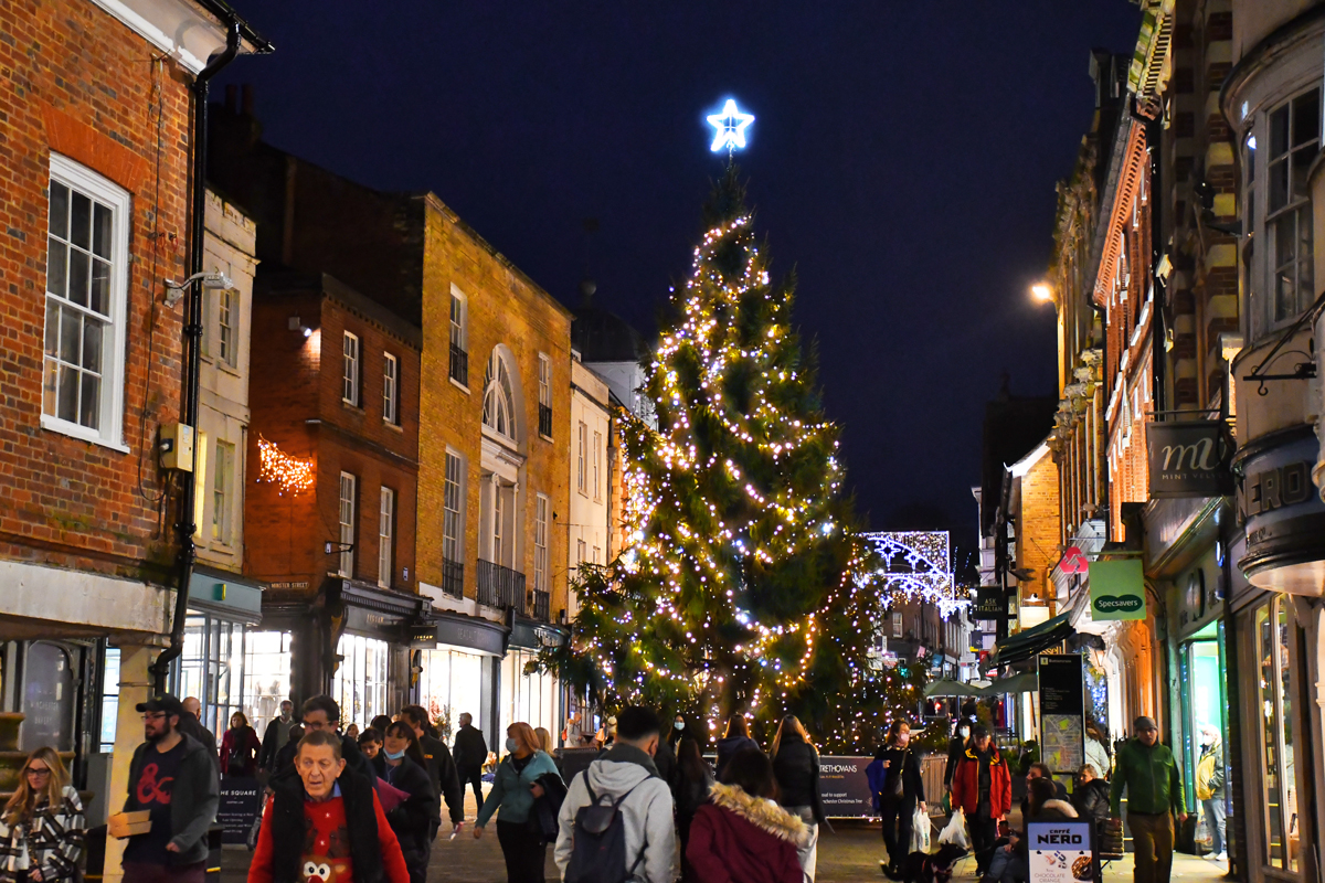 Winchester's Christmas tree on the High Street © French Moments