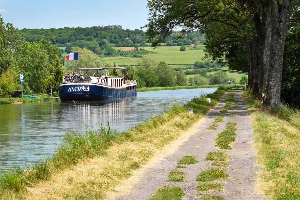 Luxury Boating in France - The Burgundy canal near Vandenesse-en-Auxois © French Moments
