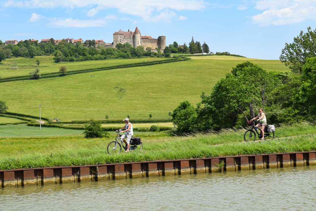 The canal de Bourgogne and Châteauneuf-en-Auxois © French Moments