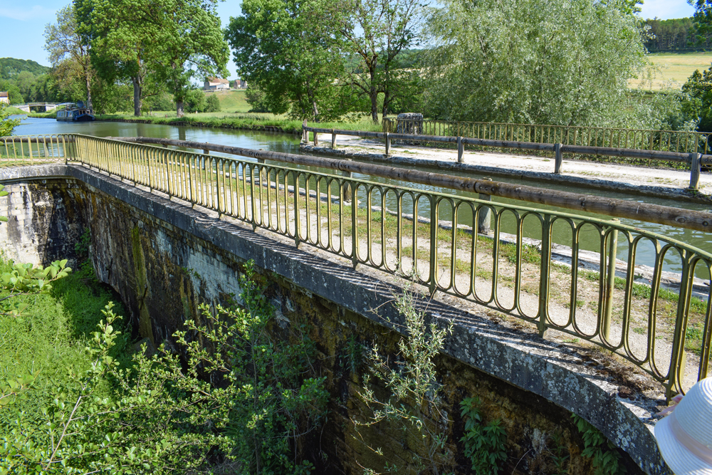The canal bridge of Pont-d'Ouche © French Moments