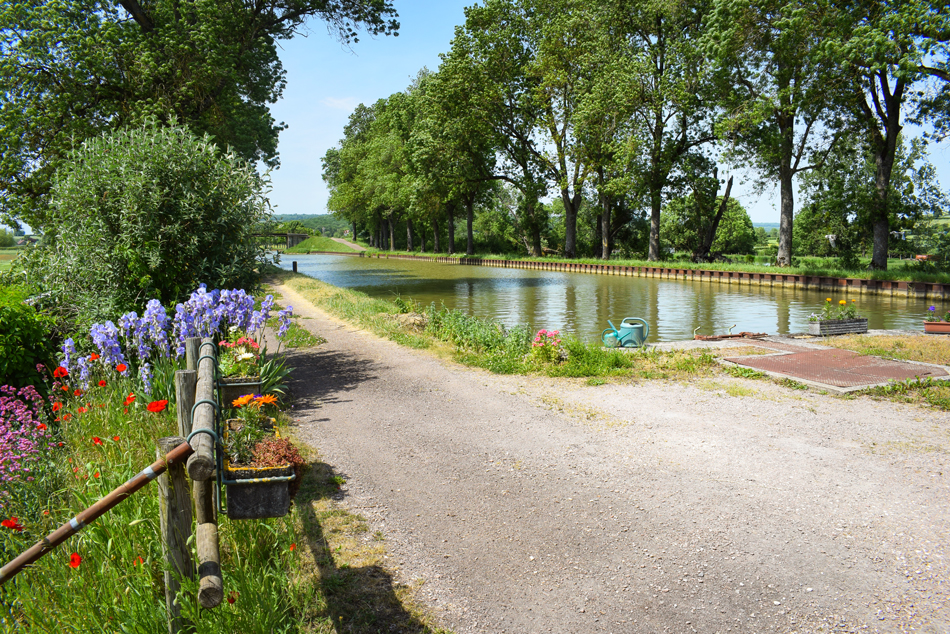The Canal de Bourgogne near Vandenesse-en-Auxois © French Moments