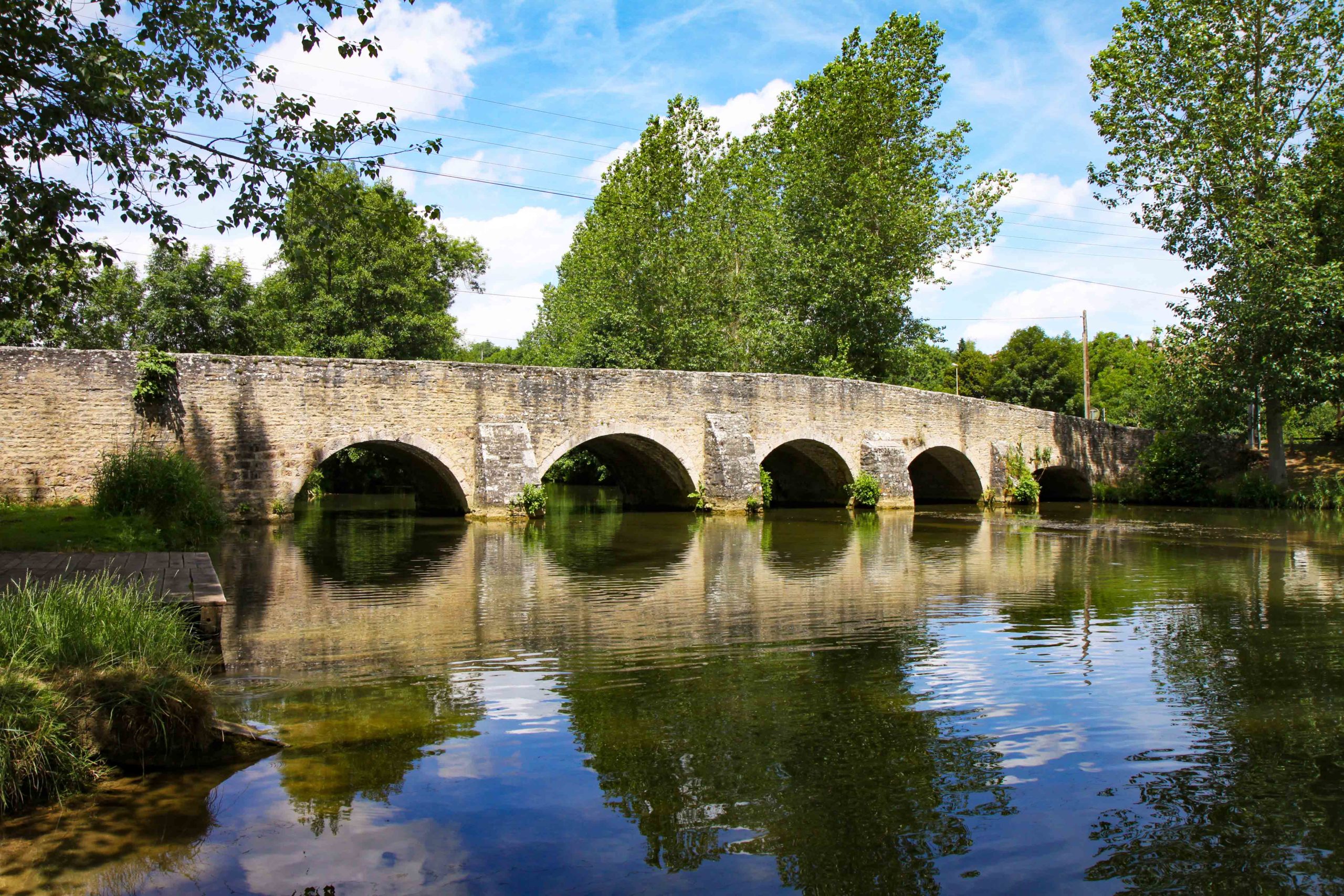 The bridge of Sainte-Marie-sur-Ouche © Thesupermat - licence [CC BY-SA 3.0] from Wikimedia Commons