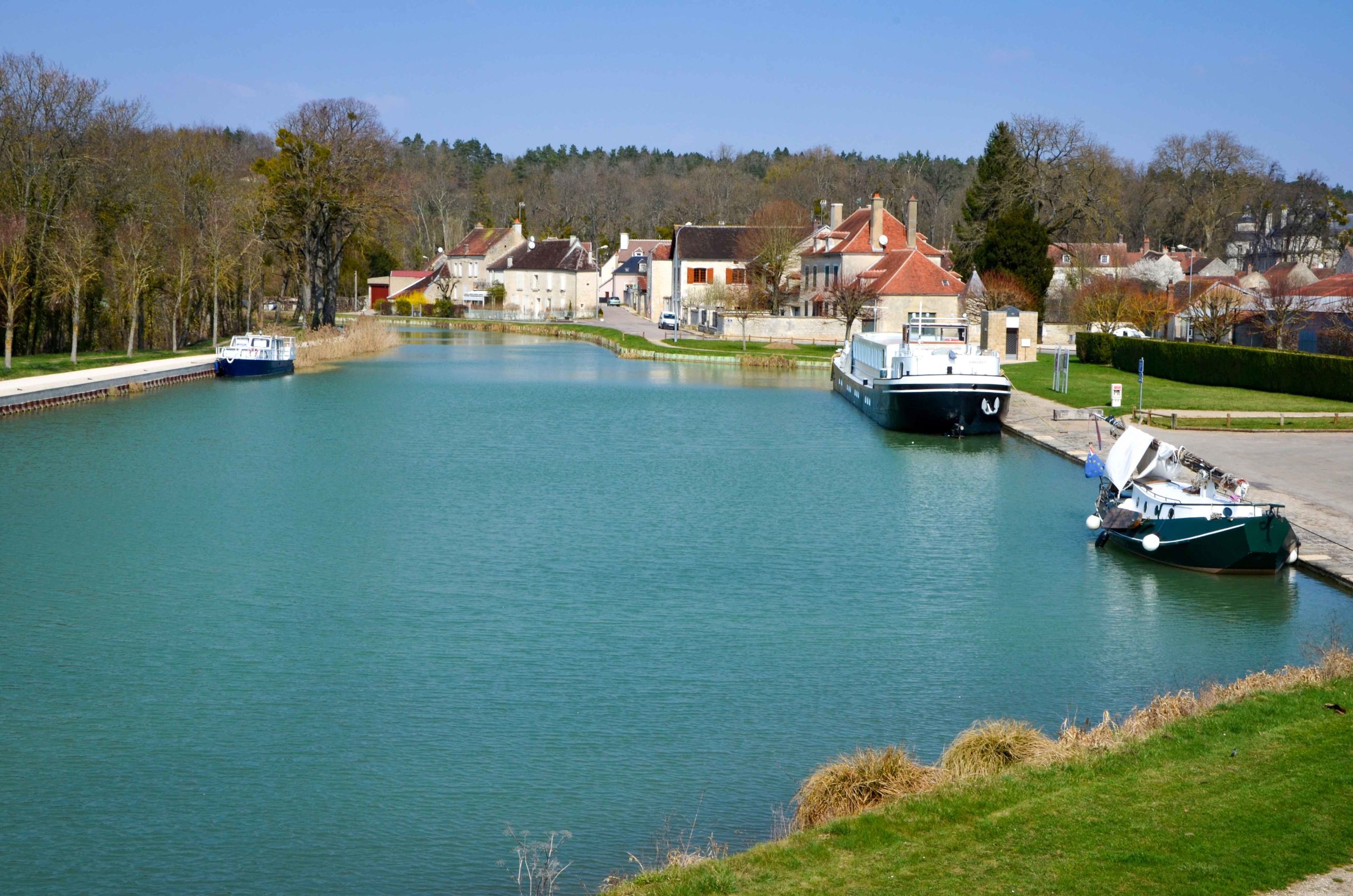 The marina of the Canal de Bourgogne at Tanlay © Pline - licence [CC BY-SA 3.0] from Wikimedia Commons