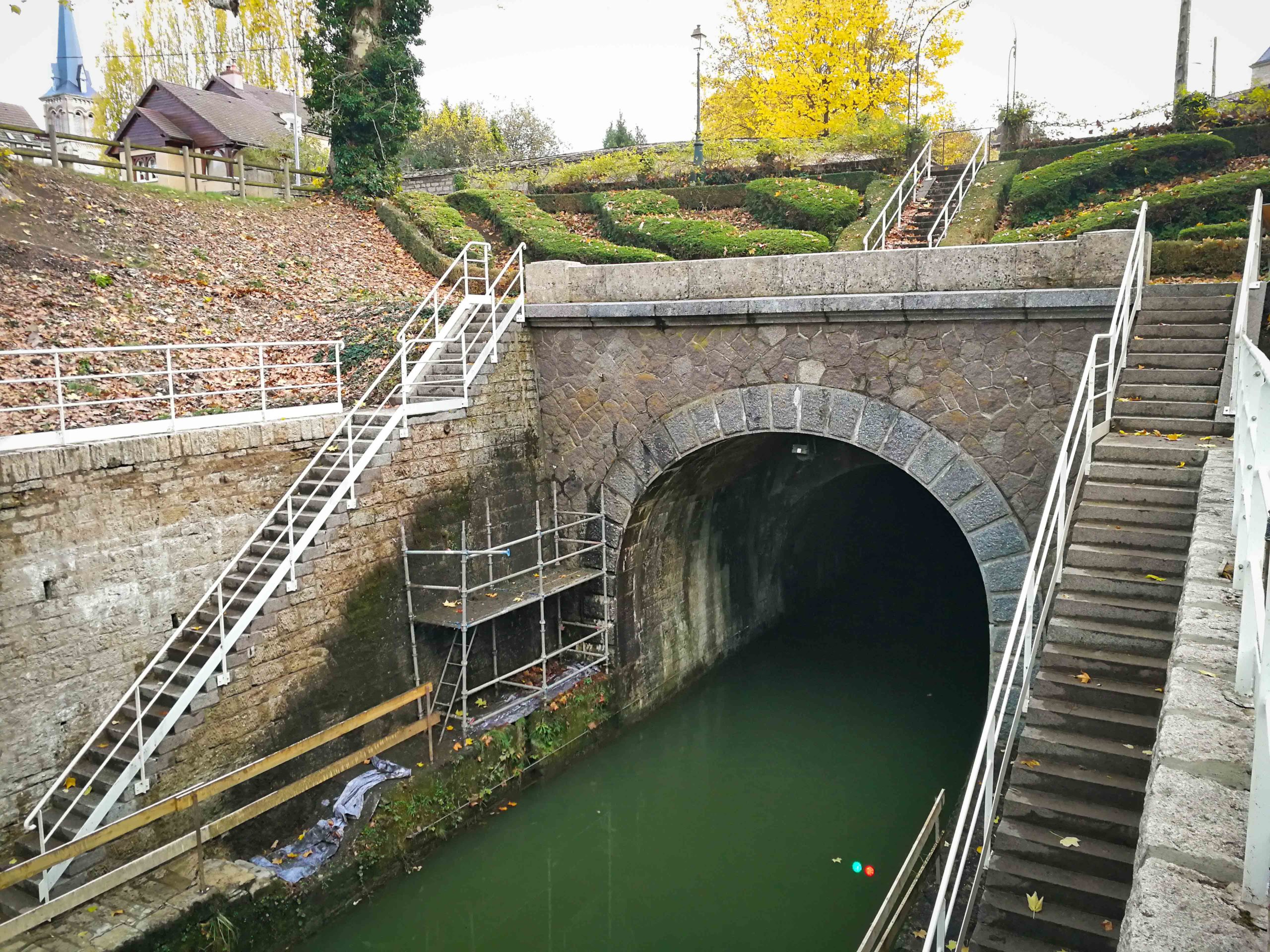 The tunnel of the Canal de Bourgogne in Pouilly-en-Auxois © Hystiff - licence [CC BY-SA 3.0] from Wikimedia Commons