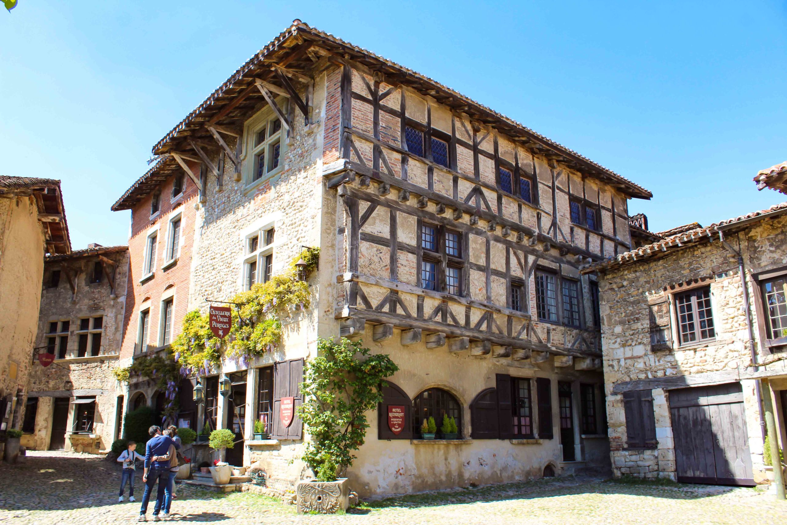 The Vieux Pérouges hostellerie © Chabe01 - licence [CC BY-SA 4.0] from Wikimedia Commons