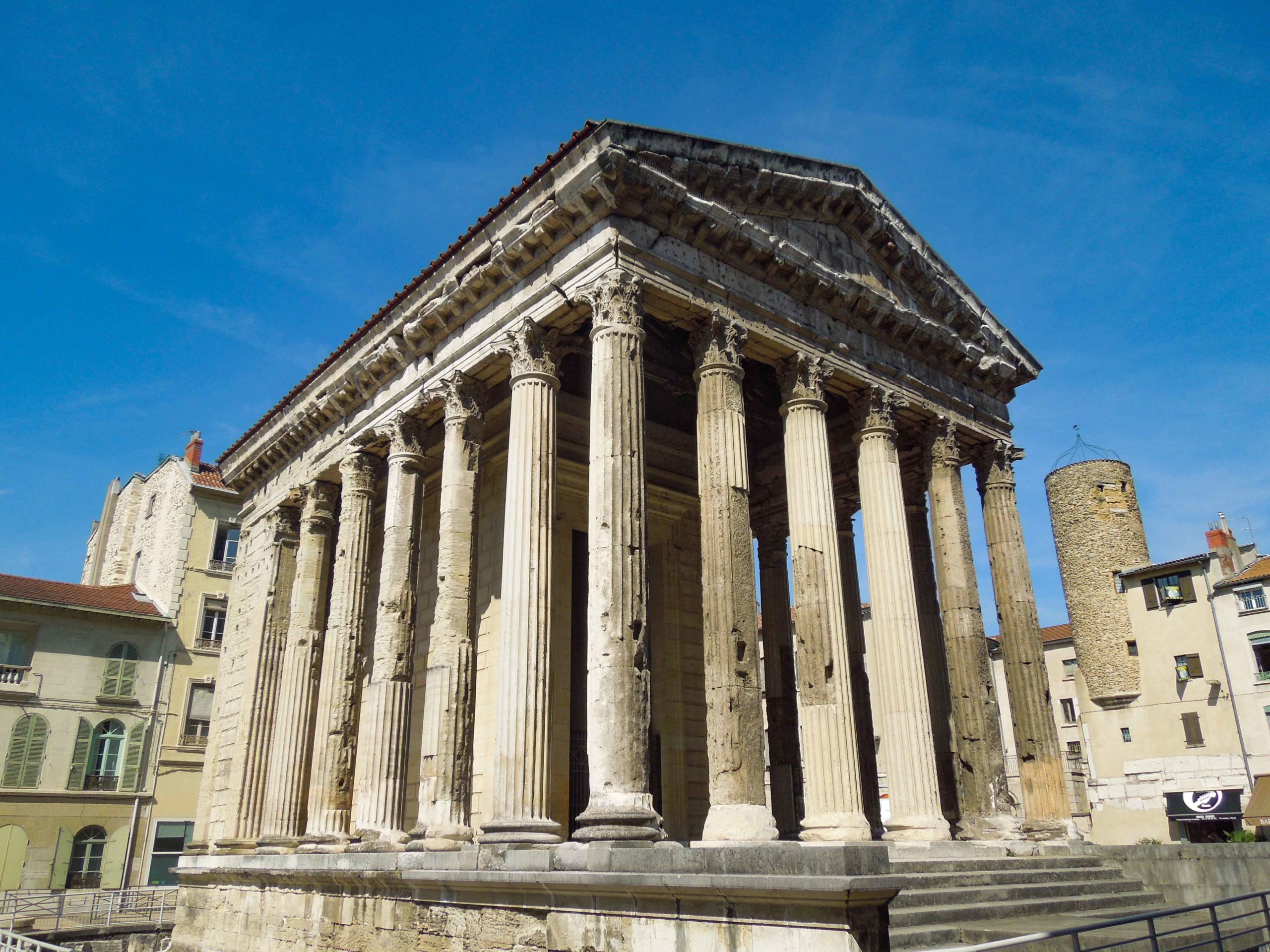 Around Lyon - The Roman temple in Vienne © Aniacra - licence [CC BY-SA 4.0] from Wikimedia Commons