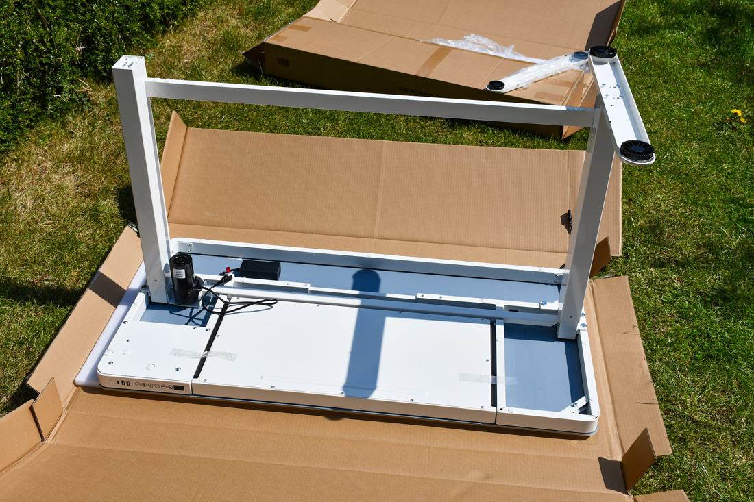 Assembling the Comhar standing desk by French Moments