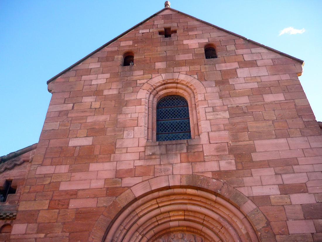 Pink Vosges sandstone, church of Sigolsheim, Alsace © French Moments