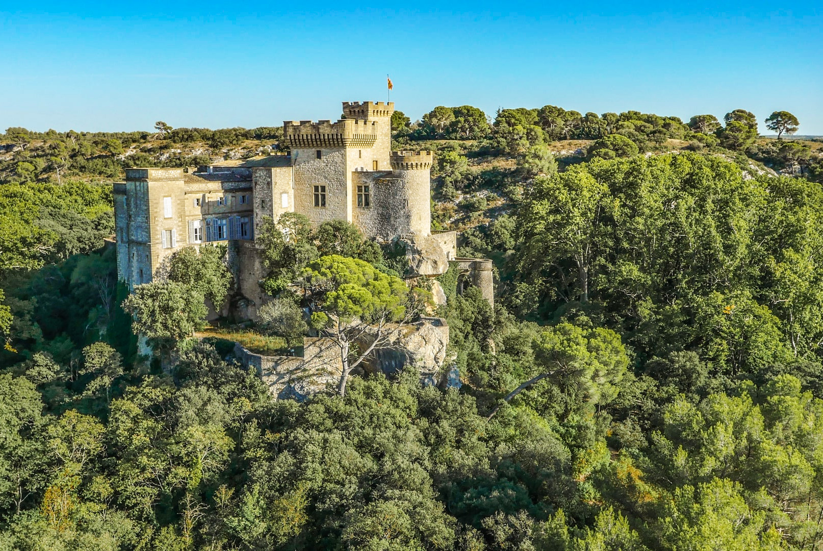 Around Aix-en-Provence - Chateau de la Barben © Georges Simone - licence [CC BY-SA 4.0] from Wikimedia Commons